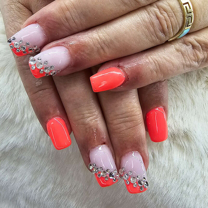 Nagelverlängerung mit Design in Rosa und Orange mit Steinchen