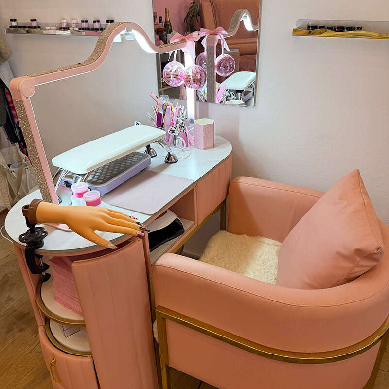 Arbeitsbereich für Nageldesign, Maniküre etc. bei Blossom Nails Spa