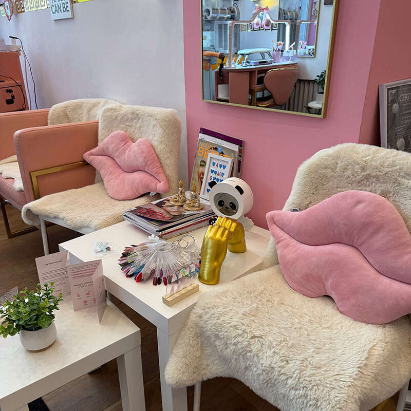 Wartebereich mit Sessel im Blossom Nails Spa